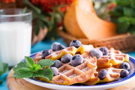 Kürbis muss nicht immer herzhaft zubereitet werden. Aus dem Gemüse lassen sich wunderbar süße Waffeln backen