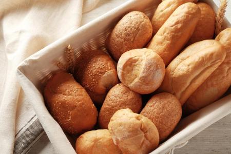 Lebensmittel wie Brötchen und Brot aus Weißmehl haben einen hohen Kohlenhydratanteil aber kaum sättigende Ballaststoffe. Die...