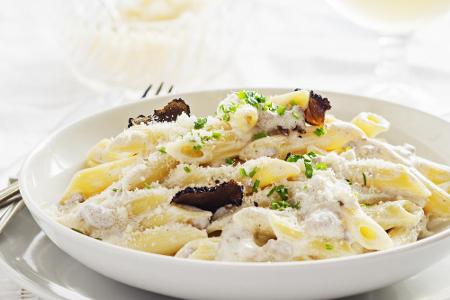 Nudeln alla Carbonara haben pro 280 Gramm ca. 524 Kalorien. Nudeln mit Bolognese-Soße hingegen haben bei einer ähnlichen Men...