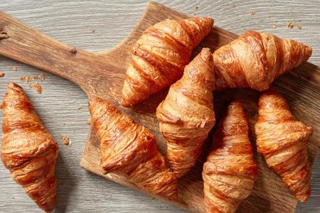 Croissants sind sehr fett- und kalorienreich, sie zählen zum Gebäck, nicht zum Brot. Lieber zum Brötchen greifen, damit spar...