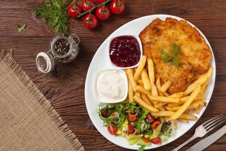 Auf Paniertes Schweineschnitzel mit Pommes frites sollten Abnehmwillige verzichten. Denn in der Panade und den Pommes steckt...