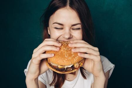 Klar: Fast Food ist kein Diätessen. Wer nicht komplett auf Hamburger, Pommes frites und Cola verzichten will, sollte das Fas...