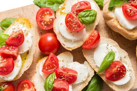 Auch wenn es sich bei Tomate mit Mozzarella um einen Salat handelt, steckt im Öl für die Zubereitung und dem Weißbrot als Be...