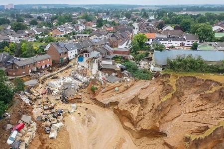 16.07.2021 , Erftstadt - Blessem , Massiver Erdrutsch im St...