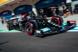 Bestzeit und Strafe für Hamilton