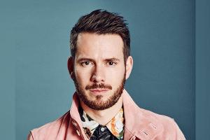 Johannes Strate ist der Leadsänger von Revolverheld - die mit "Neu erzählen" ein neues Album auf den Markt gebracht haben.