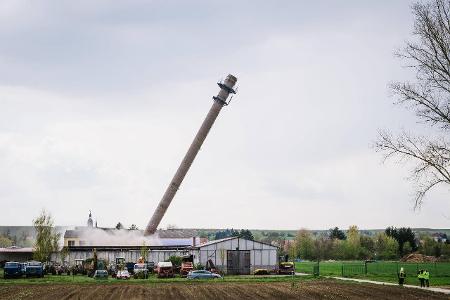 28.4.2017 imago images Steve Bauerschmidt Schornstein Ostbau eG Kindelbrück.jpg