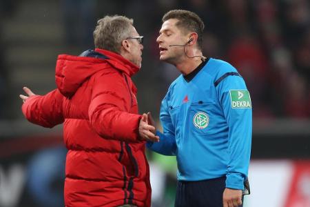 'Ich habe dem Linienrichter meine Brille angeboten. Aber auch das hat er nicht gesehen.' (Kölns Trainer Peter Stöger nach ei...