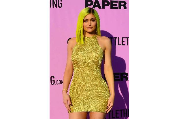 Blau, blond, brünett oder grün – Kylie experimentiert gerne mit ihrer Haarfarbe, dabei darf es auch mal auffallend leuchten.