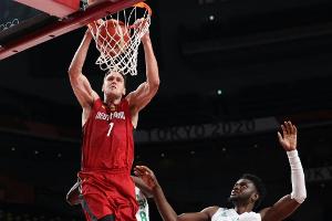 Sieg über Nigeria: Basketballer bleiben im Rennen