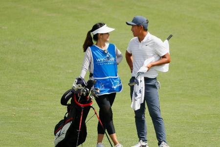 Ehefrau als Caddie: Taiwanesischer Golfer umgeht 