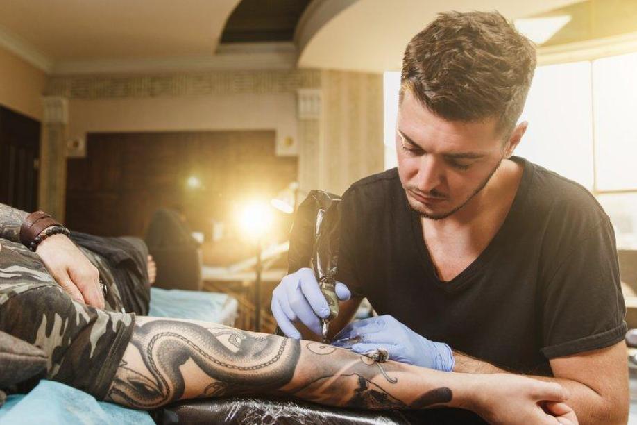 Wassermann Tattoos am Handgelenk