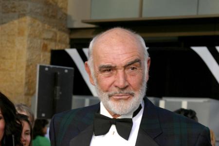 Sean Connery zeigte als einer der ersten Sex-Symbole Hollywoods, dass Haarausfall der Anziehungskraft keinen Abbruch tun muss.