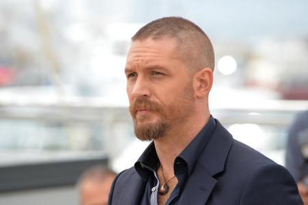 Tom Hardy rasierte sich für eine Rolle und zeigt: Er muss den Haarausfall nicht fürchten.