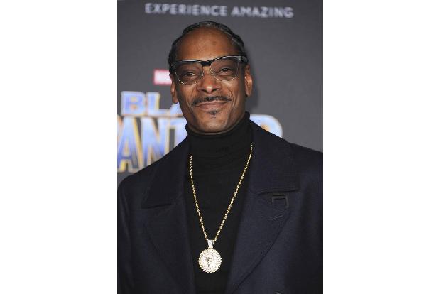 ...vertreibt Snoop Dogg gleich seine eigenen Marihuana-Produkte über das Internet. Seine Liebe zu der Pflanze reicht aber au...