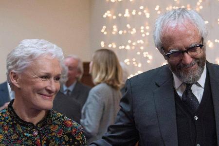 Gute Miene zum bösen Spiel: Glenn Close und Jonathan Pryce spielen in Gute Miene zum bösen Spiel: Glenn Close und Jonathan Pryce spielen in