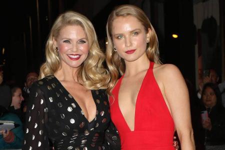 Christie Brinkley (65, l.) und ihre Tochter Sailor Lee Cook (21) reihen sich ebenfalls in die Reihe der Look-A-Likes ein. Di...