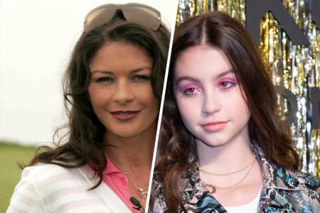 Carys Zeta Douglas (16, r.) ist unverkennbar die Tochter von Catherine Zeta-Jones (49). Ihr Vater ist Michael Douglas (74).