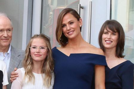 Jennifer Garner (47, r.) und ihre Tochter Violet Affleck (13) gleichen sich wie ein Ei dem anderen - inklusive Grübchen! Die...