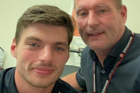 Foto aus dem Krankenhaus: Max Verstappen mit Papa Jos und einem Lächeln Foto aus dem Krankenhaus: Max Verstappen mit Papa Jos und einem Lächeln
