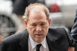 Harvey Weinstein: Gericht lässt einen Anklagepunkt fallen