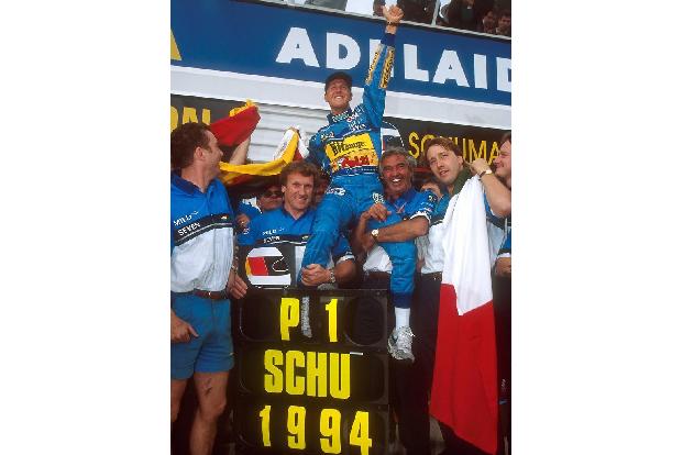 Nach einer weniger erfolgreichen Saison 1993 erklimmt Michael Schumacher in der Saison 1994 den Formel-1-Thron. Nach acht Si...