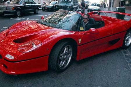 Zur Saison 1996 wagt Michael Schumacher den Schritt zur Scuderia Ferrari. Dem Rennstall aus Maranello soll der Kerpener wied...