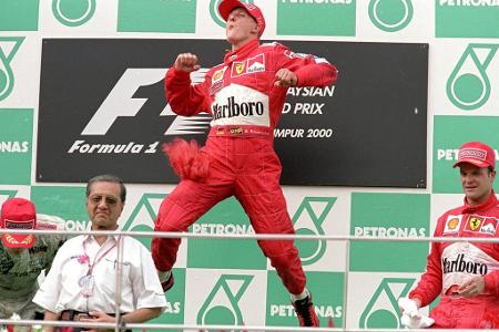 Nachdem Schumacher und Ferrari auch in den Jahren 1998 und 1999 hinterherfahren, folgt in der Saison 2000 der Durchbruch. De...