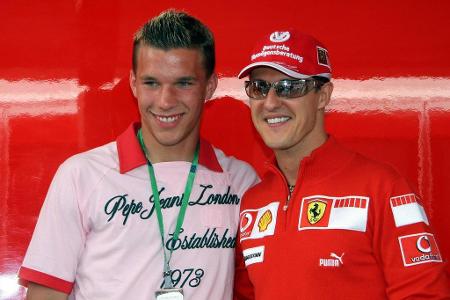 Durch seine Erfolge auf dem grauen Asphalt wird Schumacher für viele Sportler zum Vorbild. Erinnerungsfotos mit Spielern der...