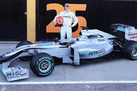 Ende 2009 lässt der Rekordweltmeister die Bombe platzen und kündigt sein Comeback für das neu gegründete Mercedes GP Team an...