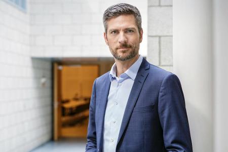 Wer etwas später einschaltet, bekommt Ingo Zamperoni häufig zu Gesicht. Er ist der Nachrichtensprecher der ARD-Sendung 