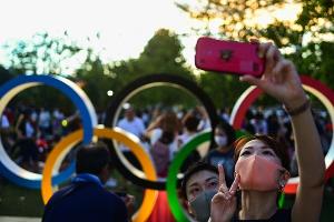 Eröffnungsfeier: Hunderte Fans vor dem Olympiastadion in Tokio