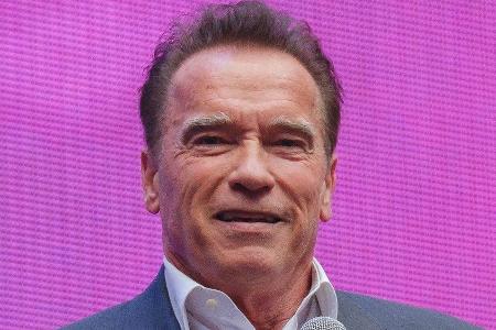 Arnold Schwarzenegger hat sein Talent an der Orgel gezeigt.