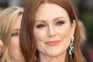 Julianne Moore findet den Ausdruck "würdevoll altern" daneben