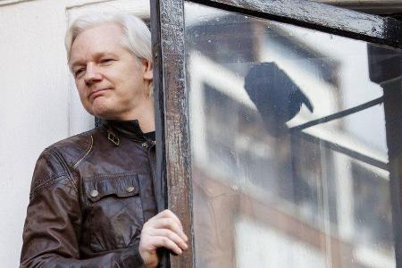 Julian Assange im Jahr 2017 in der ecuadorianischen Botschaft in London. Julian Assange im Jahr 2017 in der ecuadorianischen Botschaft in London.