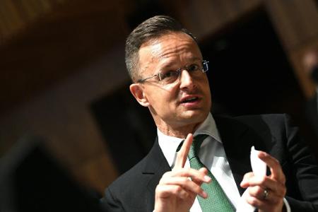 Nach Geisterspiel-Strafe: Ungarns Außenminister schießt gegen UEFA Nach Geisterspiel-Strafe: Ungarns Außenminister schießt gegen UEFA