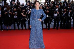 Cannes: Marion Cotillard mit Jeanskleid auf dem roten Teppich