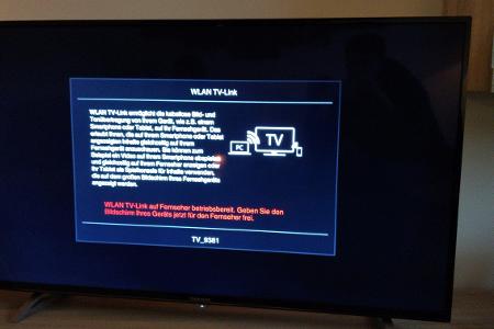 Der Fernseher ist bereit und wartet auf die Verbindung via Laptop oder Smartphone.