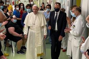 Papst Franziskus nach Darm-OP aus Krankenhaus entlassen