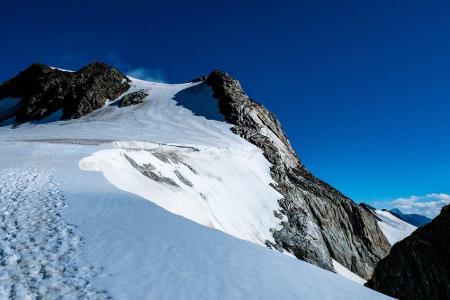 Auf der Grenze zwischen Tirol und dem italienischen Südtirol liegt die Weißkugel (3738). Kugelförmig ist der Gipfel nicht, d...