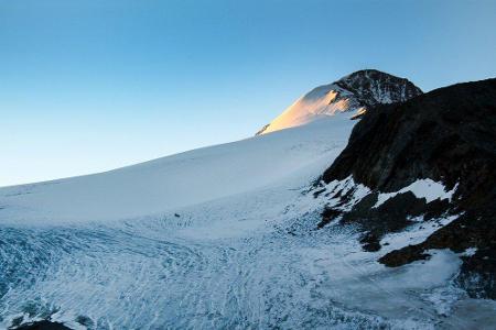 Der Similaun (3599 Meter) liegt wie die Weißkugel auf dem Gebirgskamm Schnalskamm in den Ötztaler Alpen. Der Berg liegt am o...