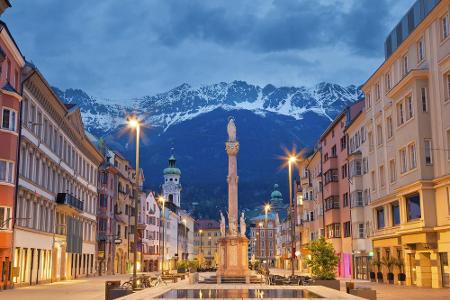 Mit ihrer traumhaften Kulisse gehört die Altstadt von Innsbruck zu den Top-Ausflugszielen in Österreich.