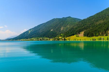 Der Weißensee in Kärnten ist ein idealer Ausgangsort für Touren. Rund um den See gibt es ein Netz aus Wander- und Mountainbi...