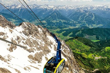 Um nach oben zu kommen, empfiehlt sich eine Fahrt mit den Bergliften. Vom Dachsteingletscher lässt sich beinahe ganz Österre...