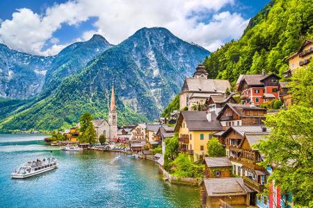 Die kleine Marktgemeinde Hallstatt am Hallstätter See wirkt wirklich malerisch.