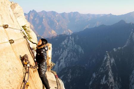 Auch wer den Mount Huashan in China erklimmen und das Kloster nahe des Gipfels erreichen will, sollte schwindelfrei sein. De...