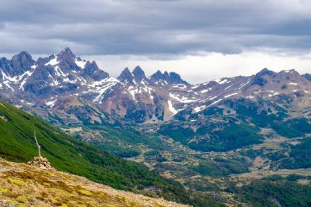 An der Spitze Südamerikas befindet sich der Dientes Circuit. Die Route in Chile ist 52 Kilometer lang und fordert Wanderern ...