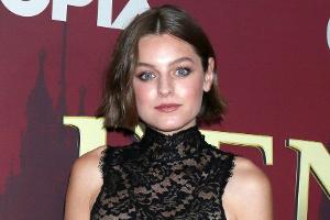 "The Crown"-Star Emma Corrin identifiziert sich als non-binär
