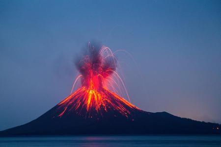 Als sehr aktiv gilt der Krakatau, welcher rund 80 Kilometer von Indonesiens Hauptstadt Jakarta entfernt auf einer Insel lieg...