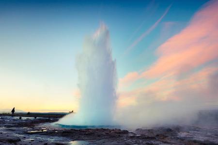 Im Süden Islands, in Haukadalur, befindet sich der älteste bekannte Geysir und Namensgeber für das Phänomen. Denn der Begrif...